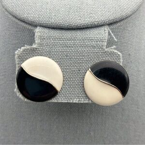 Vintage Yin and Yang Black and White Lightweight Metal Stud Earrings